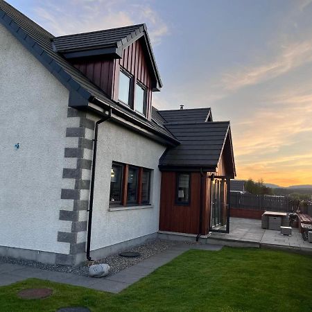 Alcantara- Modern Home With Hot Tub- Sleeps 10 Cromdale 외부 사진