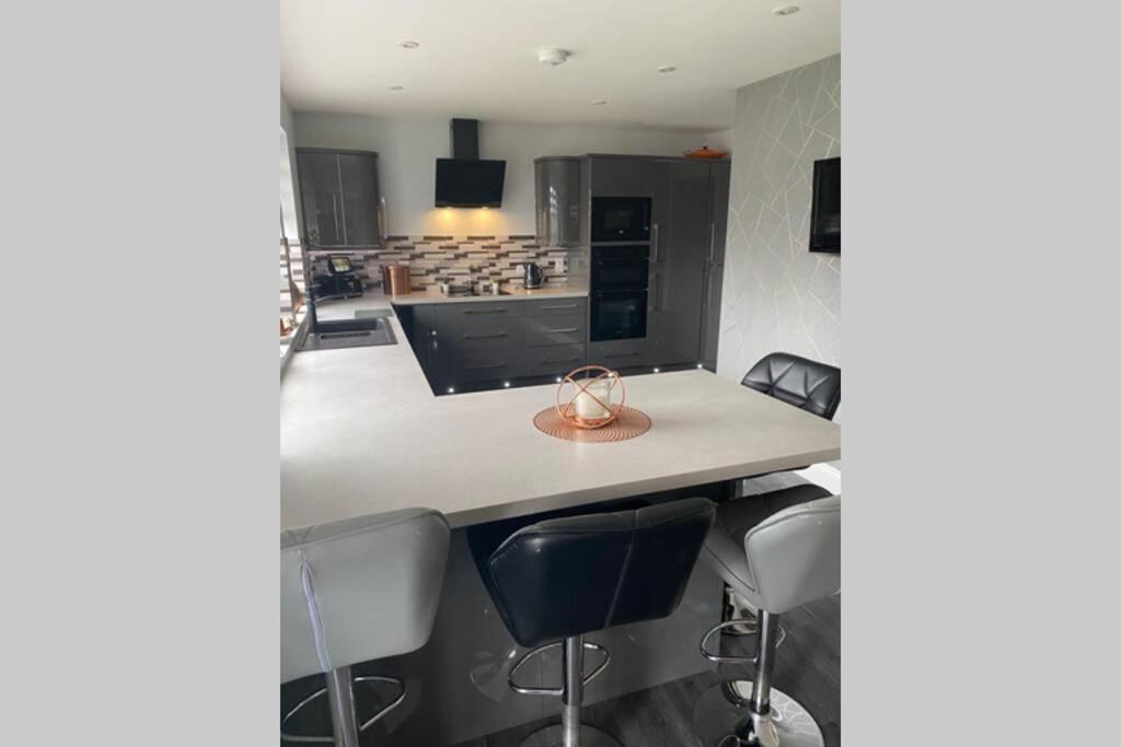 Alcantara- Modern Home With Hot Tub- Sleeps 10 Cromdale 외부 사진