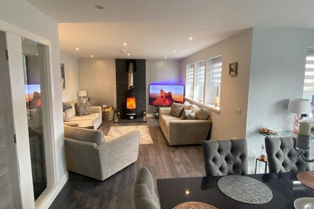 Alcantara- Modern Home With Hot Tub- Sleeps 10 Cromdale 외부 사진