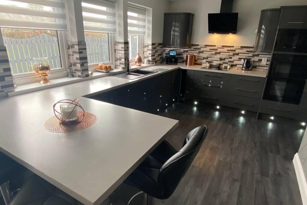 Alcantara- Modern Home With Hot Tub- Sleeps 10 Cromdale 외부 사진
