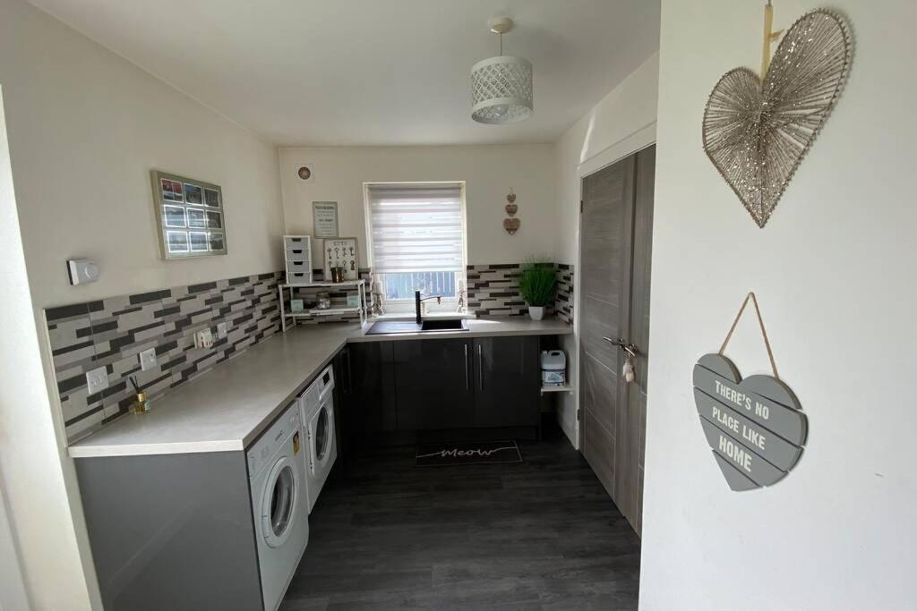 Alcantara- Modern Home With Hot Tub- Sleeps 10 Cromdale 외부 사진