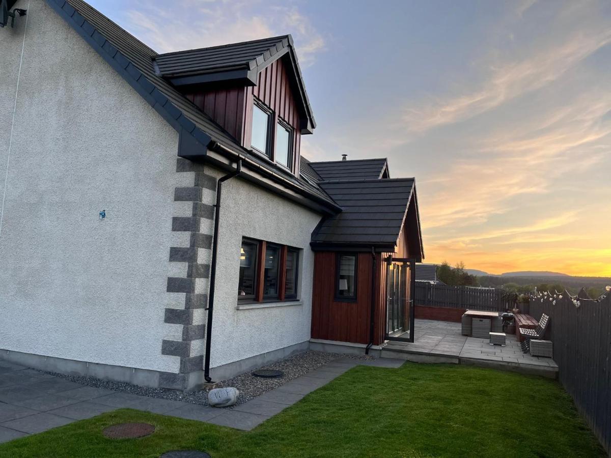 Alcantara- Modern Home With Hot Tub- Sleeps 10 Cromdale 외부 사진