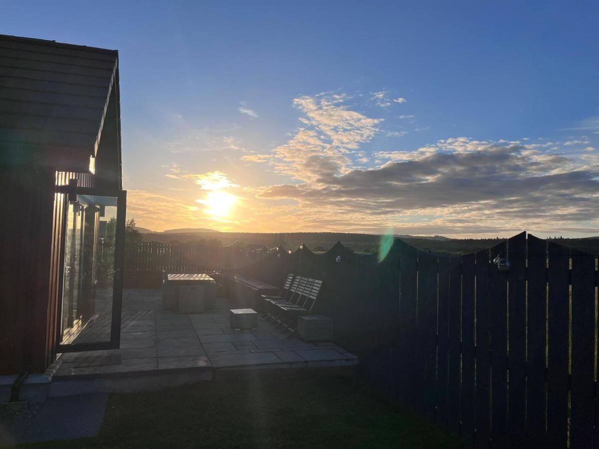 Alcantara- Modern Home With Hot Tub- Sleeps 10 Cromdale 외부 사진